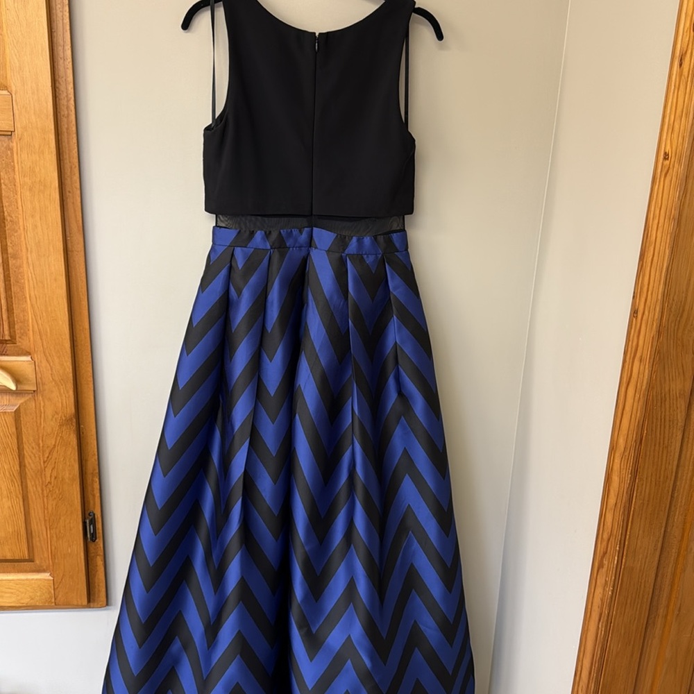 Betsy & Adam Sleeveless Mesh Waist Chevron Print Gown | Black/Blue | sz 8P | GUC - Picture 9 of 12